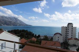 uma vista para o oceano a partir de um edifício em Apartment-Hotel Vila Petrovic-Becici em Budva
