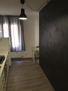 une cuisine avec un mur noir et une table dans l'établissement CA' MIANI, à Venise