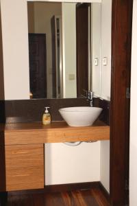 Un mostrador de baño con un lavabo y un espejo. en Quinta Tallinus, en Funchal 39 fotos más