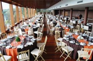 une grande salle de banquet avec des tables et des chaises et un porte-table. dans l'établissement Quinta do Louredo Hotel, à Espinhel
