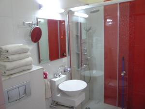un bagno con doccia, WC e lavandino di Ray of Maya ad Agra
