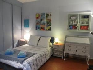 アヴィニョンにあるCœur de Provence GPの小さなベッドルーム(ベッド1台、ドレッサー付)