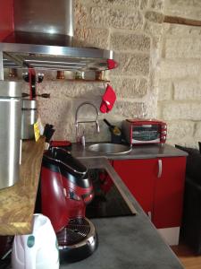 アヴィニョンにあるCoeur de Provence STCのキッチン(カウンターに赤いミキサー付)
