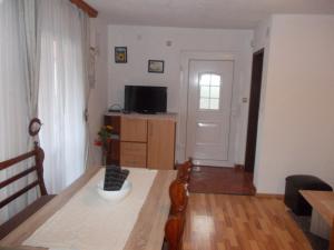 TV a/nebo společenská místnost v ubytování Apartments Pavlić