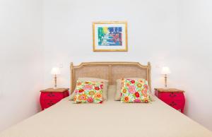 A bed or beds in a room at Arty Old Town Apartments by Irundo