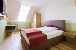 Postel nebo postele na pokoji v ubytování Weingut & Gästezimmer Edelmann