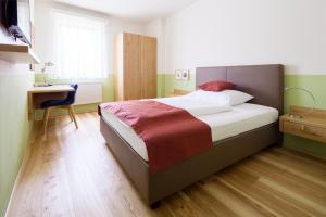 Postel nebo postele na pokoji v ubytování Weingut & Gästezimmer Edelmann