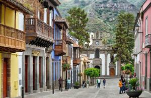 a group of people walking down a street at Hotel el Pino in Teror