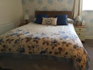 Un pat sau paturi într-o cameră la Camelot House