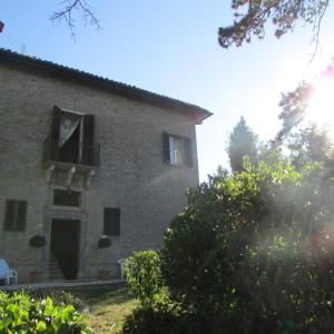 an external view of a stone house with a balcony at Ca'Lavalle B&B in Urbino