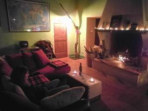 Serra San QuiricoにあるFarm stay Agriturismo Casa Martellettoの暖炉のあるリビングルームのソファに座る女性