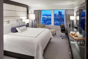 Postel nebo postele na pokoji v ubytování Pan Pacific Vancouver