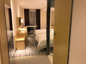 Rúm í herbergi á Hotel Pomelo Premier 西柚臻选武昌站酒店