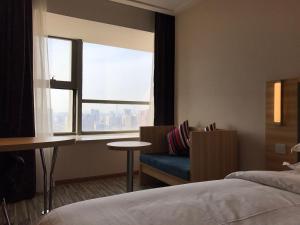 Rúm í herbergi á Hotel Pomelo Premier 西柚臻选武昌站酒店