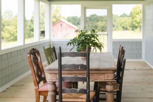 mesa de comedor con sillas y maceta en The Little Farmhouse Sleeps 6, en Columbia