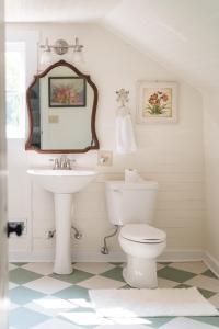 łazienka z toaletą i umywalką w obiekcie The Little Farmhouse Sleeps 6 w mieście Columbia