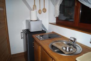 una cocina con fregadero y microondas en Apartamenty i pokoje rodzinne, en Czarna Góra 148 fotos más