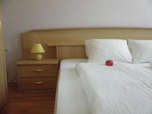 Ein Bett oder Betten in einem Zimmer der Unterkunft Spezialitätenhof Familie Eichmann