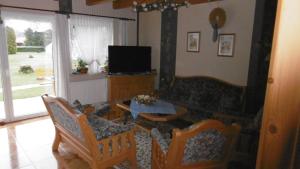sala de estar con sofá y mesa en Spargelhof, en Sudwalde