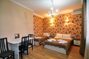 Postel nebo postele na pokoji v ubytování Renaissance Hotel Tbilisi