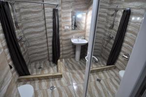 Koupelna v ubytování Renaissance Hotel Tbilisi + 34 fotografií