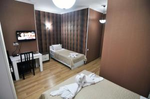 Postel nebo postele na pokoji v ubytování Renaissance Hotel Tbilisi