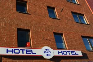 un edificio de ladrillo rojo con un cartel de hotel en B&D Hotel en Hannover