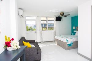 BuckleysBellevue Suites的带沙发和床的客厅