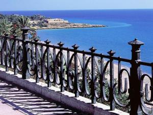 a black fence with a view of the ocean at Font 2 Circo Romano in Tarragona