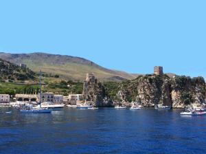 Une bande de bateaux dans une masse d'eau dans l'établissement Scopello Villa Sole, à Scopello
