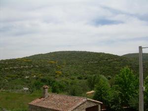 a house with a mountain in the background at El Cerrillo 1 in San Martín del Pimpollar