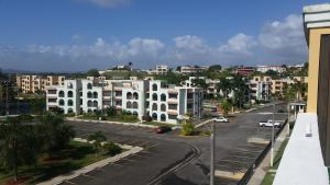 Una vista de una ciudad con edificios blancos y una calle. en Fully Air-Conditioned Beach Front Penthouse Apartment, en Naguabo