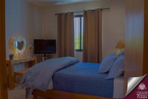 A bed or beds in a room at Casa Corazon de Plata Suites