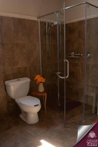 A bathroom at Casa Corazon de Plata Suites