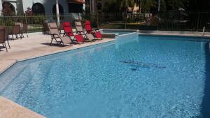 สระว่ายน้ำที่อยู่ใกล้ ๆ หรือใน Fully Air-Conditioned Beach Front Penthouse Apartment