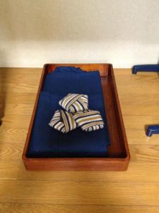 un vassoio di legno con tre cuscini sopra un tavolo di Iroha Ryokan ad Aomori
