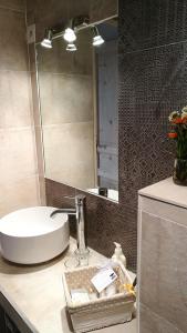 シストロンにあるLa petite maisonの洗面台と鏡のあるバスルーム