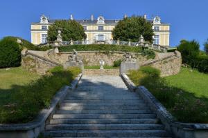 un escalier menant à une grande maison dans l'établissement Chateau Colbert, à Maulévrier