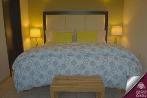 A bed or beds in a room at Casa Corazon de Plata Suites