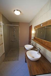 A bathroom at Gîte de la Lombarde