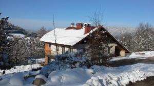 ル・トリーにあるGîte de la Lombardeの雪屋根の家