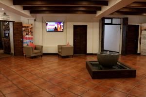 un vestíbulo con un gran tazón en medio de una habitación en Hotel Agua Escondida, en Taxco de Alarcón
