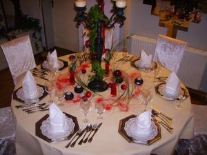 a table with a white table cloth and wine glasses at Hotel Schäferhof in Bückeburg