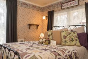 Ένα ή περισσότερα κρεβάτια σε δωμάτιο στο Julian Gold Rush Hotel