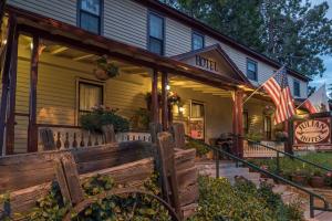 an old house with an american flag on the porch at Julian Gold Rush Hotel in Julian