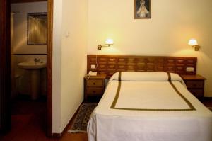 A bed or beds in a room at Hotel Hispanidad