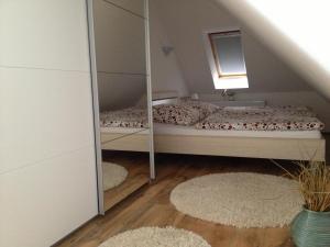 - une chambre avec un lit avec un miroir et 2 tapis dans l'établissement Ferienwohnung Unikat, à Bad Harzburg