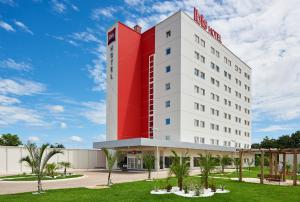un hotel con un edificio rojo y blanco en ibis Rio Branco en Rio Branco