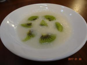 a bowl of kiwi soup with kiwi slices in it at Twin Dome Ryugu in Hokuto