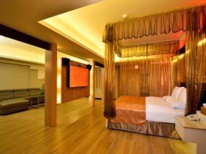 TV a/nebo společenská místnost v ubytování M Garden Business Hotel